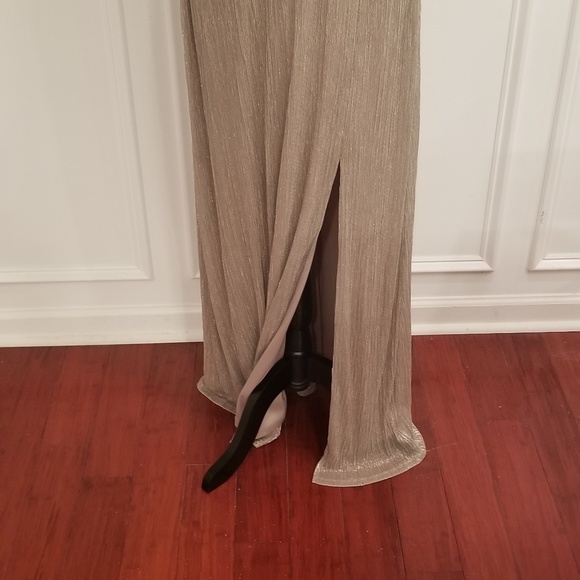 Red Carpet Ready Gown♡ - Picture 7 of 8